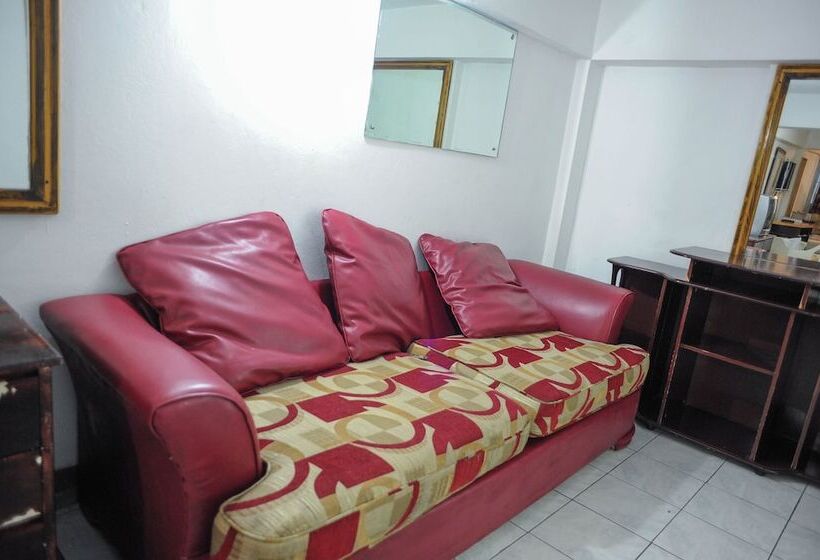 מיטה בחדר משותף, Gloriana