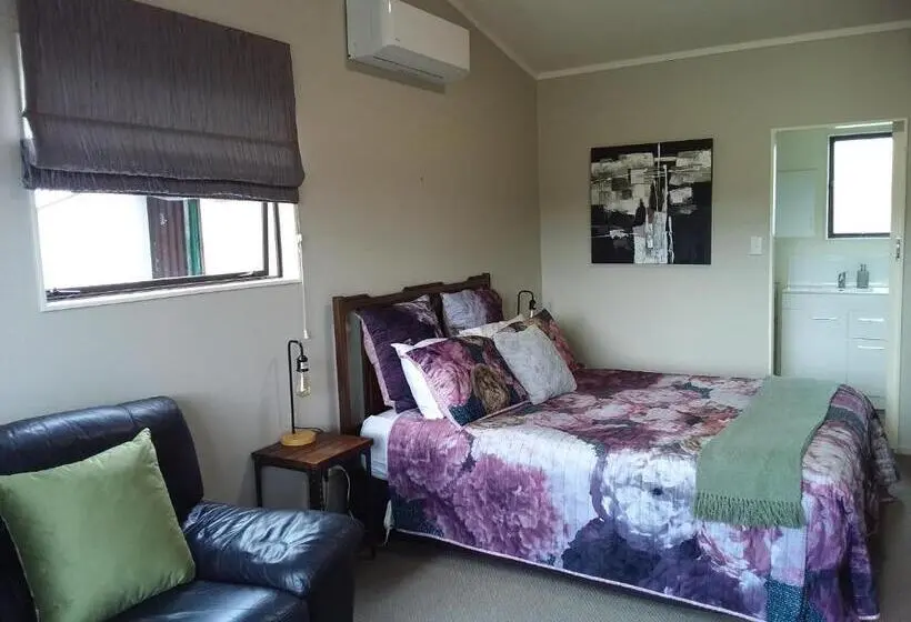 デラックスルーム, Chris And Dave's B & B