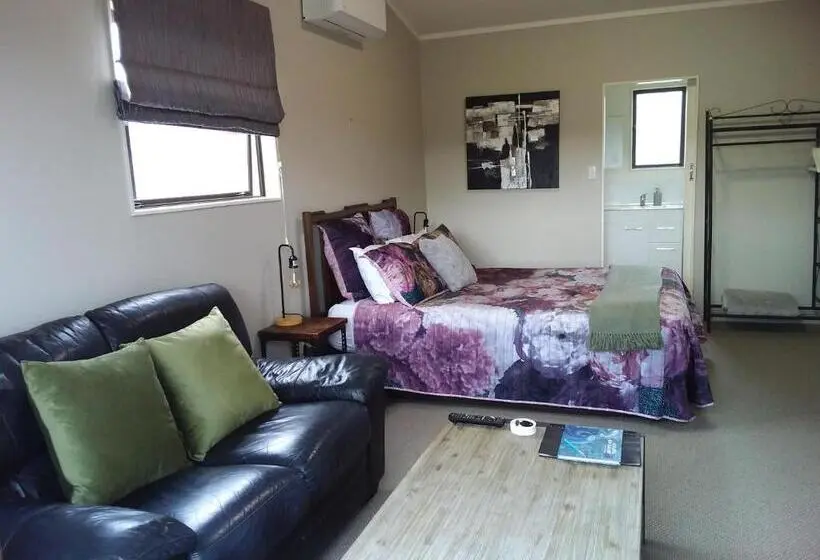 デラックスルーム, Chris And Dave's B & B