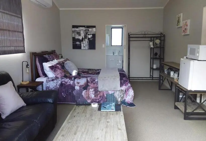 デラックスルーム, Chris And Dave's B & B