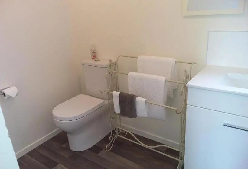 デラックスルーム, Chris And Dave's B & B