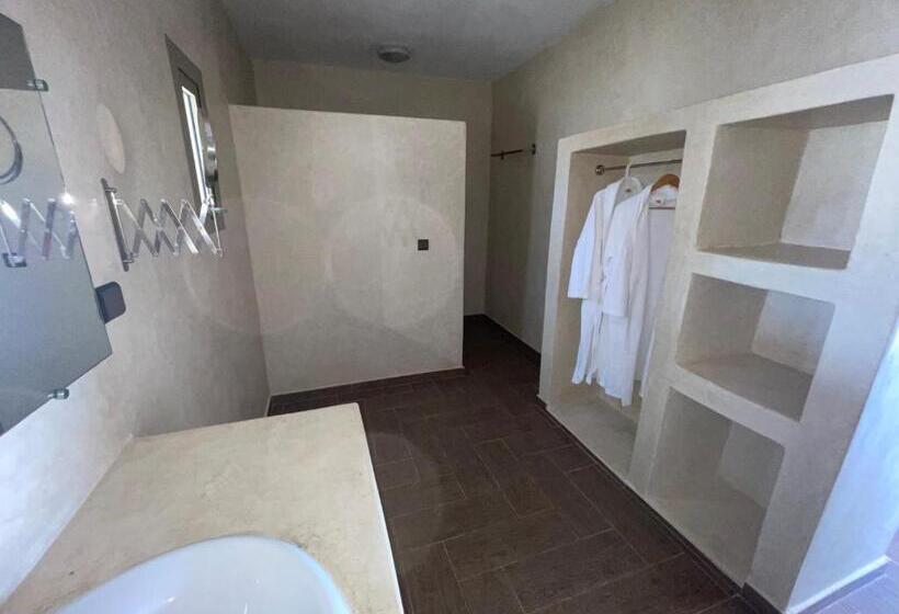 جناح ديلوكس, Dakhla Camp