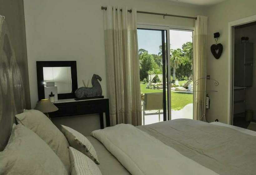 스탠다드 룸 더블 침대, Escapades Lointaines