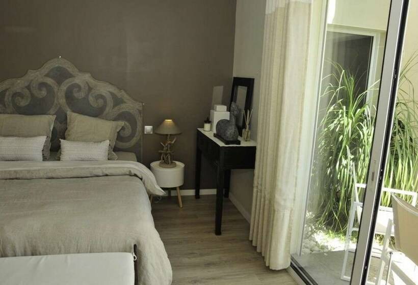 스탠다드 룸 더블 침대, Escapades Lointaines