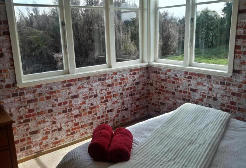 Номер Стандарт Вид на Сад, Riversong