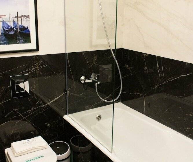 Cameră Superioară, Madison