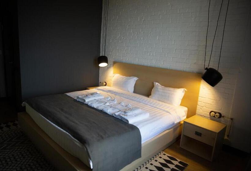 سوئیت با تخت بزرگ, Eleven Hotel And Hall