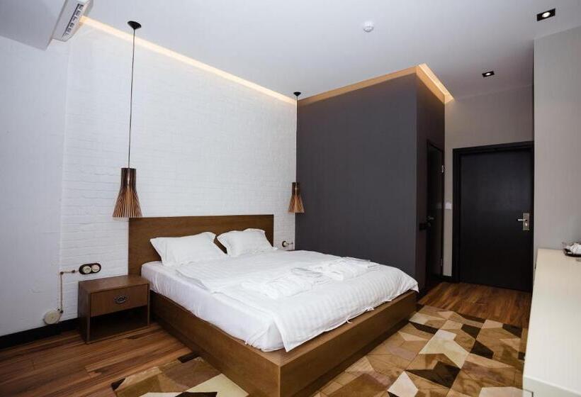 سوئیت با تخت بزرگ, Eleven Hotel And Hall