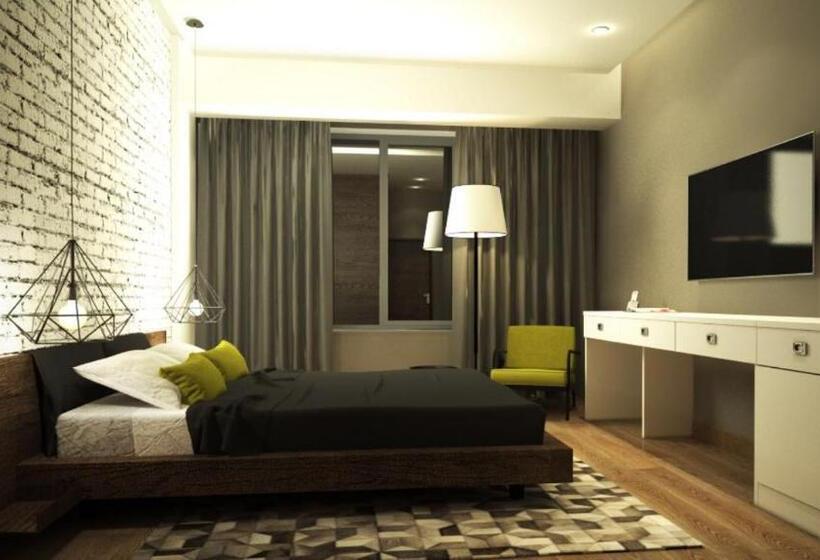 سوئیت با تخت بزرگ, Eleven Hotel And Hall