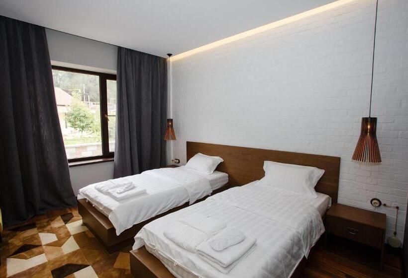 اتاق لوکس, Eleven Hotel And Hall