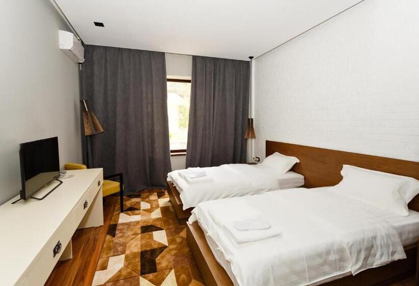 اتاق لوکس, Eleven Hotel And Hall