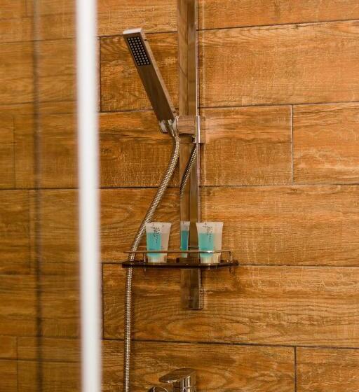 سوئیت با بالکن, Eleven Hotel And Hall