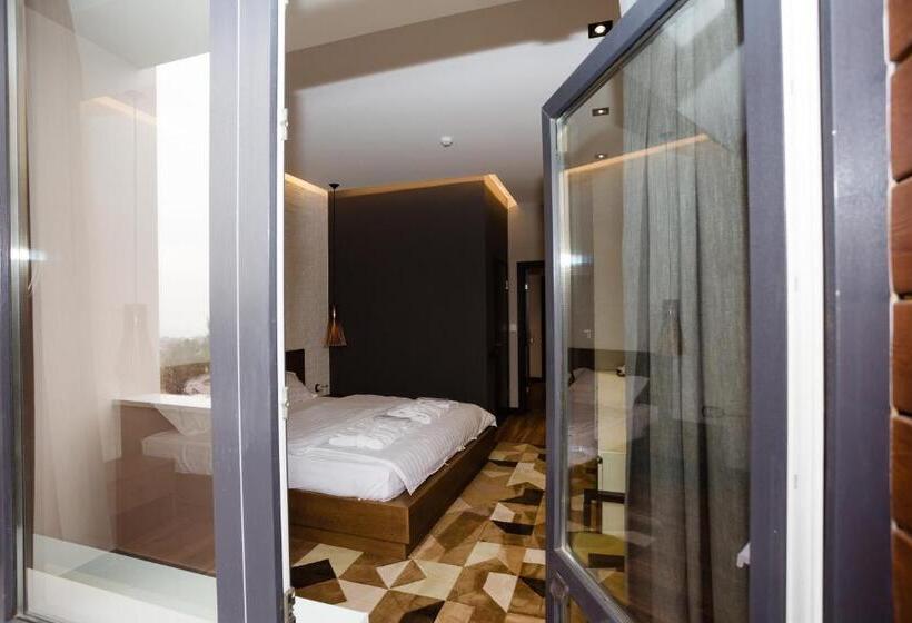 سوئیت با بالکن, Eleven Hotel And Hall