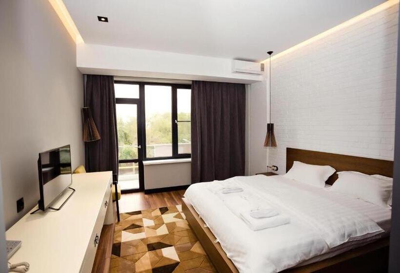 سوئیت با بالکن, Eleven Hotel And Hall