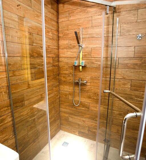 سوئیت با بالکن, Eleven Hotel And Hall