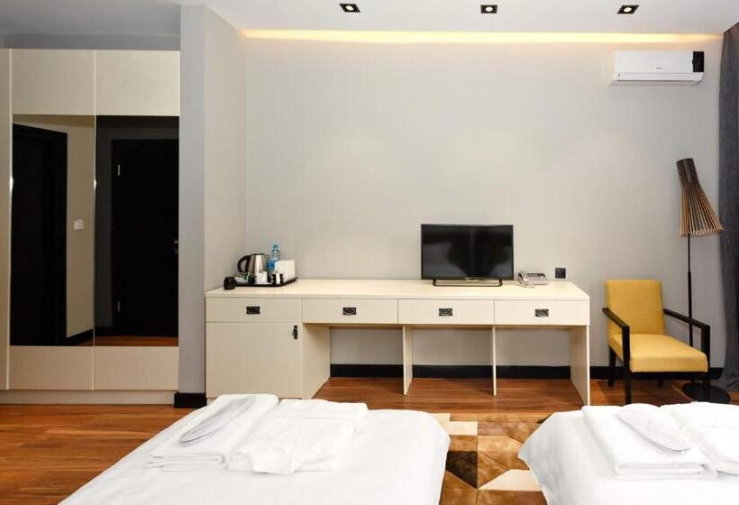 سوئیت با بالکن, Eleven Hotel And Hall