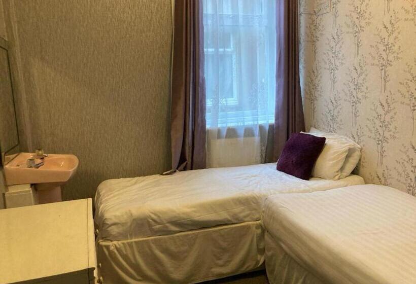 חדר משפחתי, Iona