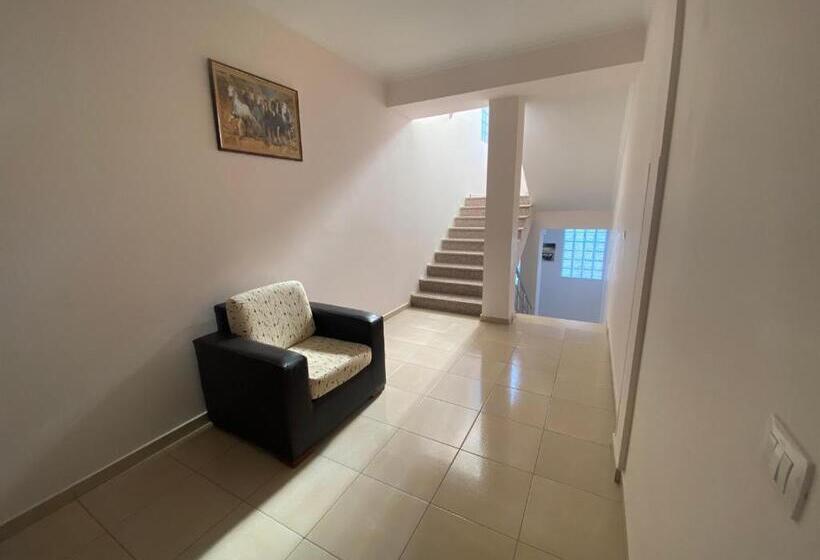 غرفة قياسية مزوَّدة بشُرفة, Metali