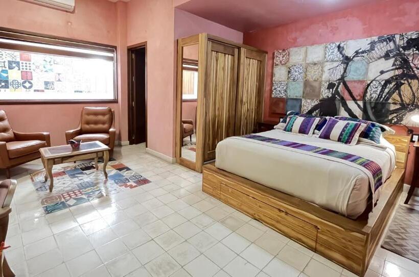 سوئیت جونیور با چشمانداز باغ, Siglo Xvii Art Gallery