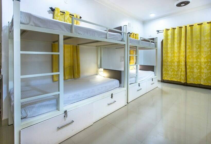 Кровать в Общей Комнате, Moustache Goa Cowork Hostel
