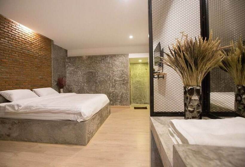 اتاق لوکس با بالکن, Pimchanok Resort