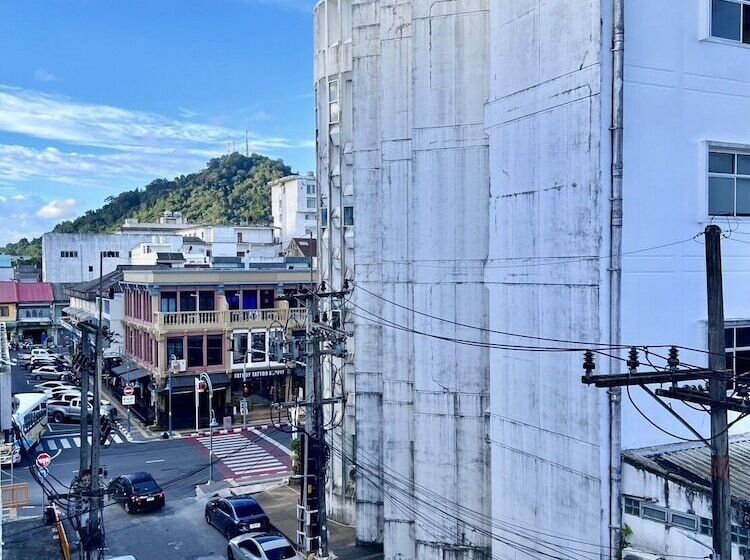 Perhehuone, Hugger Hostel