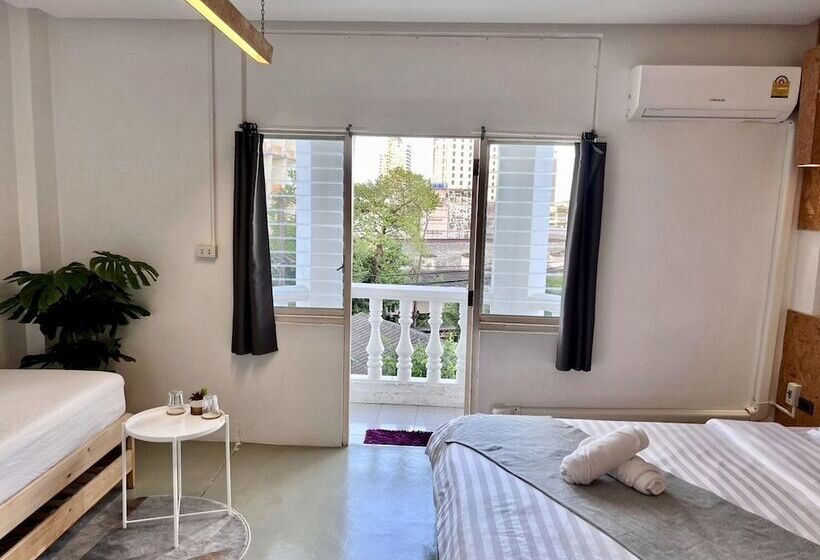 Perhehuone, Hugger Hostel