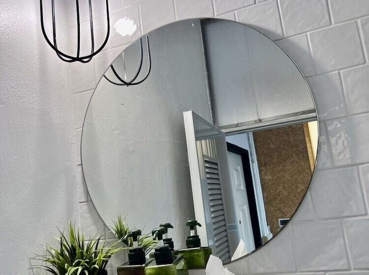 اتاق خانوادگی, Hugger Hostel