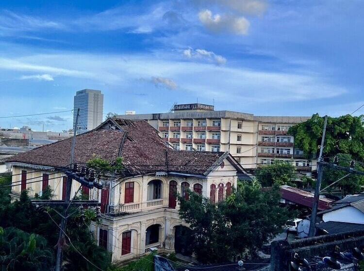 Perhehuone, Hugger Hostel