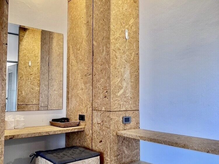 Perhehuone, Hugger Hostel