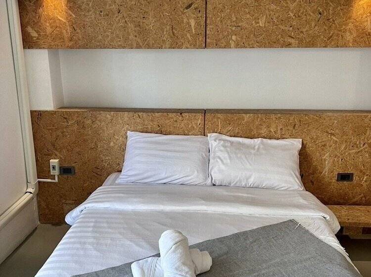 Perhehuone, Hugger Hostel