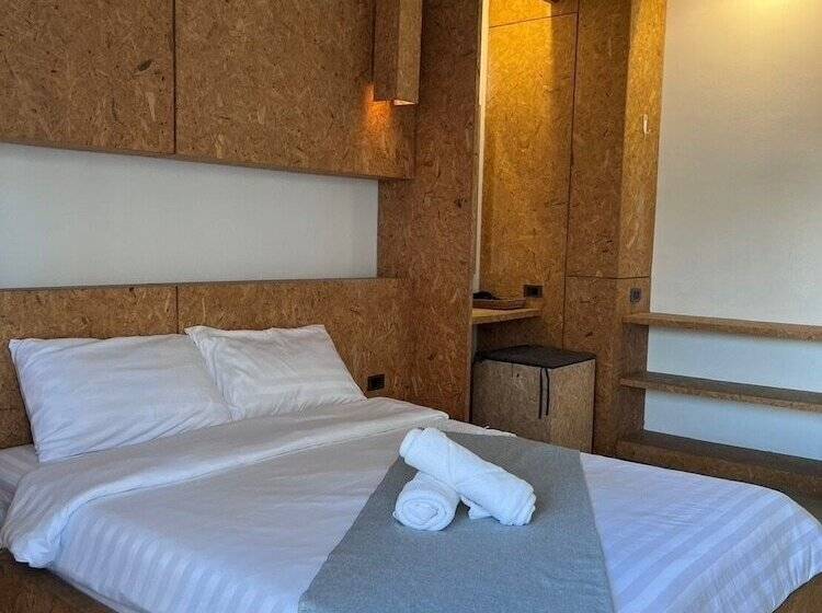 اتاق خانوادگی, Hugger Hostel