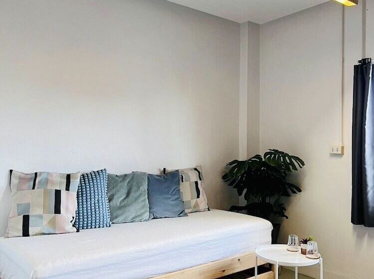 Perhehuone, Hugger Hostel