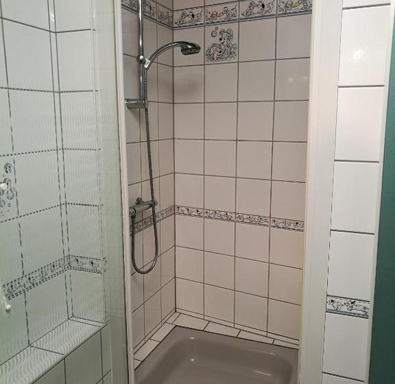 غرفة عائلية, Au Cep De Vigne