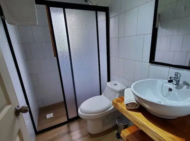 اتاق استاندارد, Lucky's Hostel