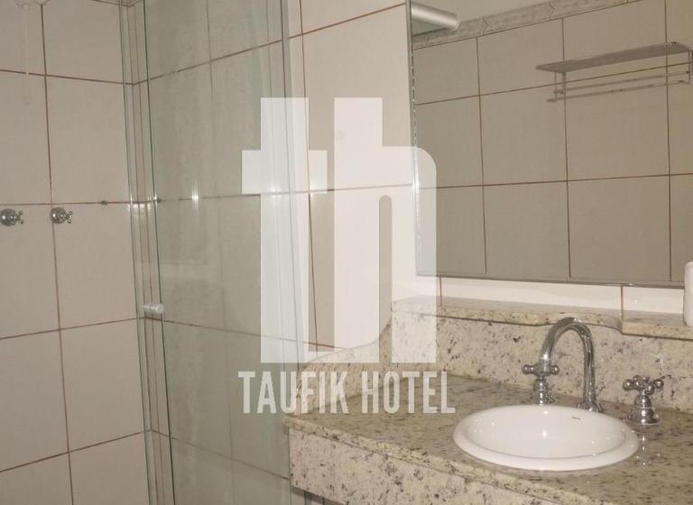 디럭스 트리플 룸, Taufik