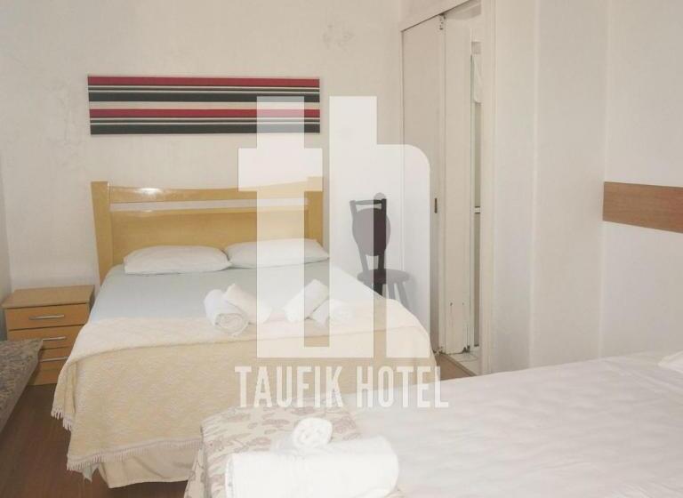 디럭스 트리플 룸, Taufik