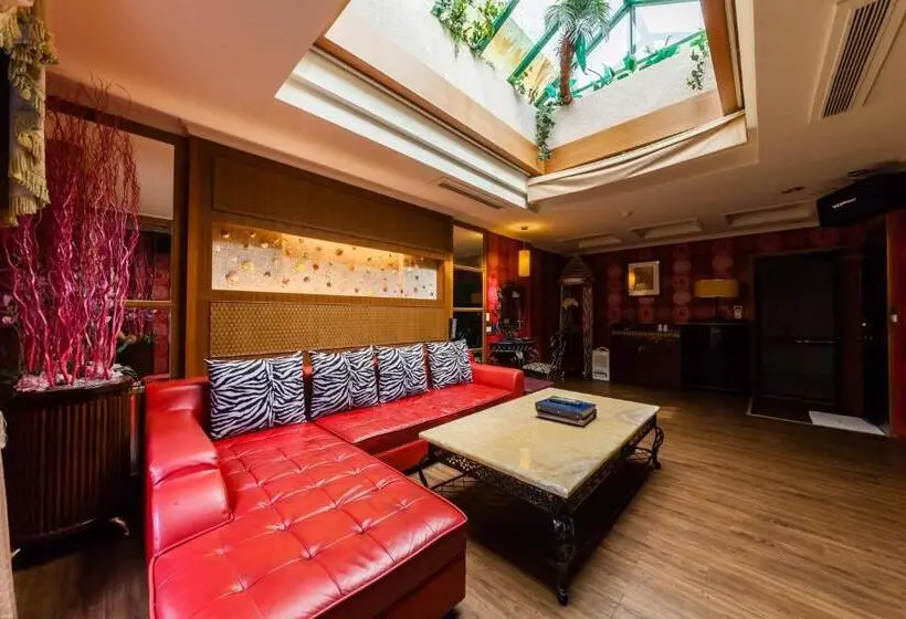 اتاق لوکس, Lestar Motel