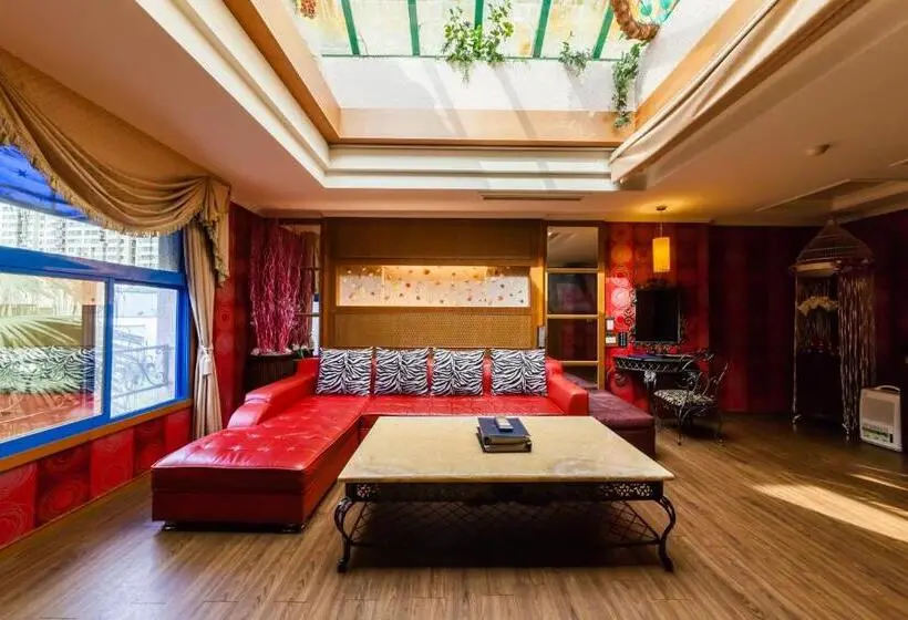 اتاق لوکس, Lestar Motel