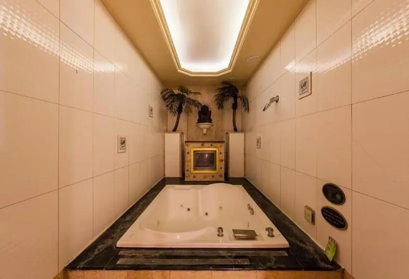 اتاق سوپریور سه تخته, Lestar Motel