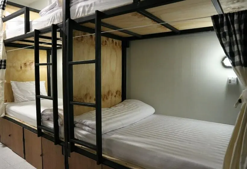تختخواب در اتاق مشترک, The Neighbors Hostel