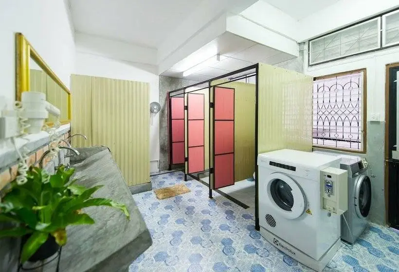 تختخواب در اتاق مشترک, The Neighbors Hostel