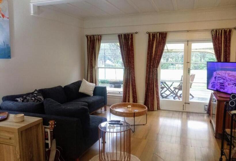 デラックスルーム, Irongate Retreat