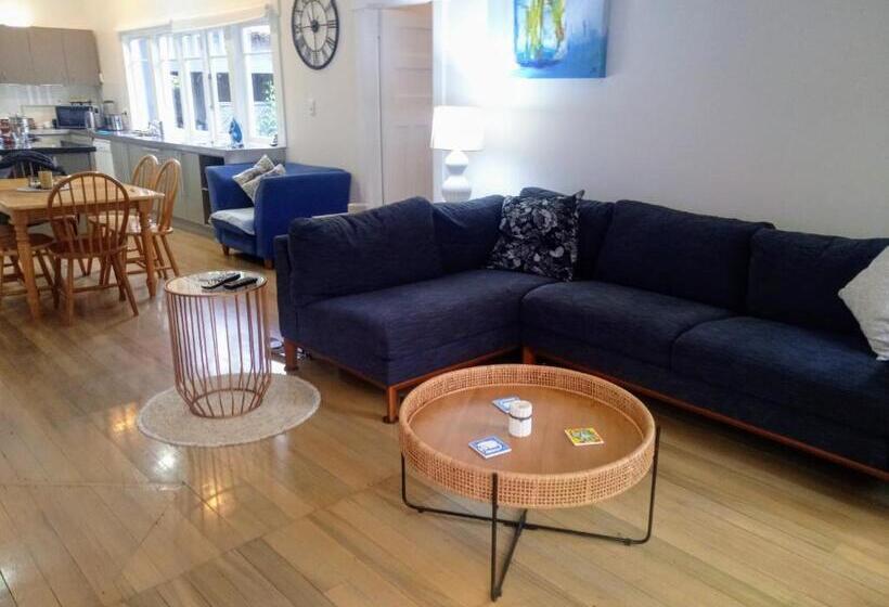 デラックスルーム, Irongate Retreat