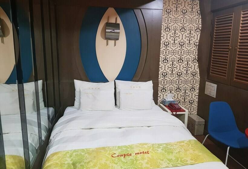 اتاق استاندارد, Couple Motel