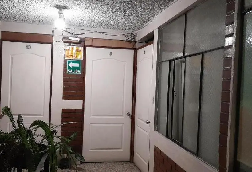 اتاق سه‌نفرۀ استاندارد با سرویس بهداشتی بیرون از اتاق, El Mesón, Guatemala