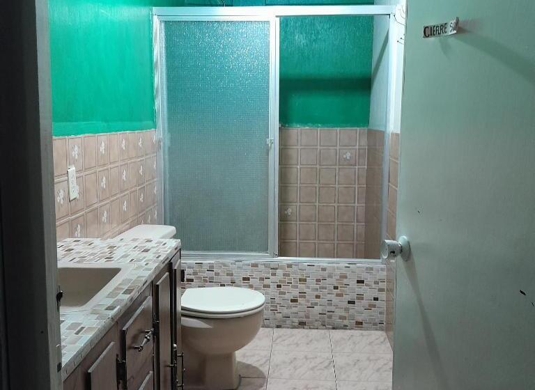 اتاق سه‌نفرۀ استاندارد با سرویس بهداشتی بیرون از اتاق, El Mesón, Guatemala