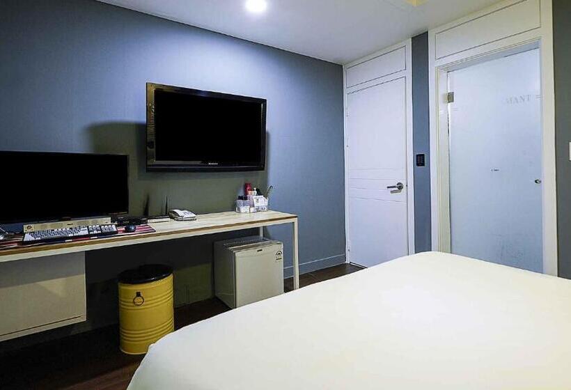 Quarto Estandar, Motel L Amant