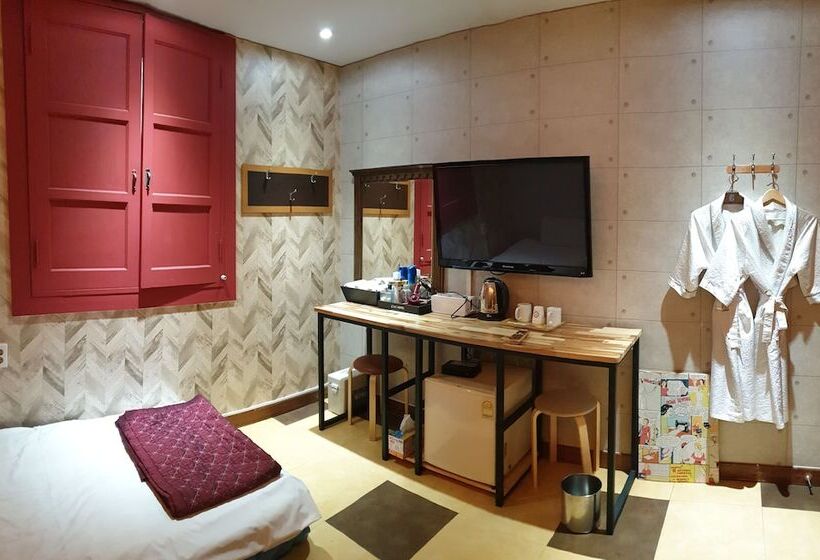 اتاق استاندارد, Romance Motel