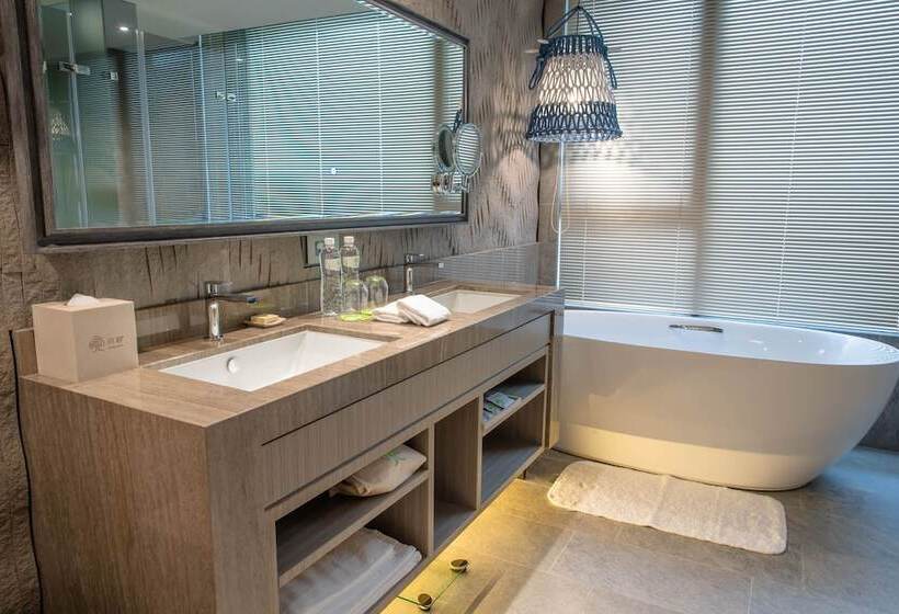 اتاق لوکس سه تخته, Artree